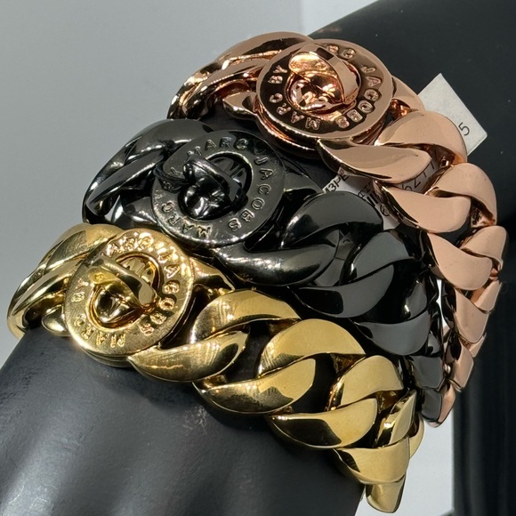 Marc by Marc Jacobs Chunky Turn lock closure
Bracelet in GunMetal - Picture 9 of 11